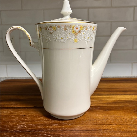 Noritake Ivory China Teapot - Picture 2 of 7
